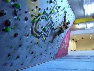Inclined bouldering wall